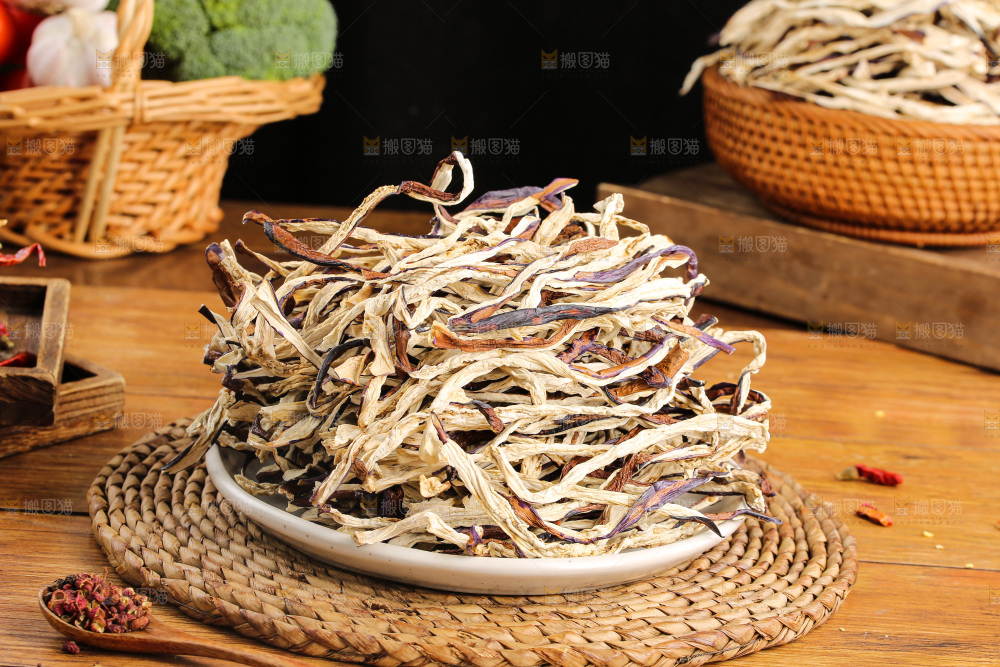 木底上的茄子干