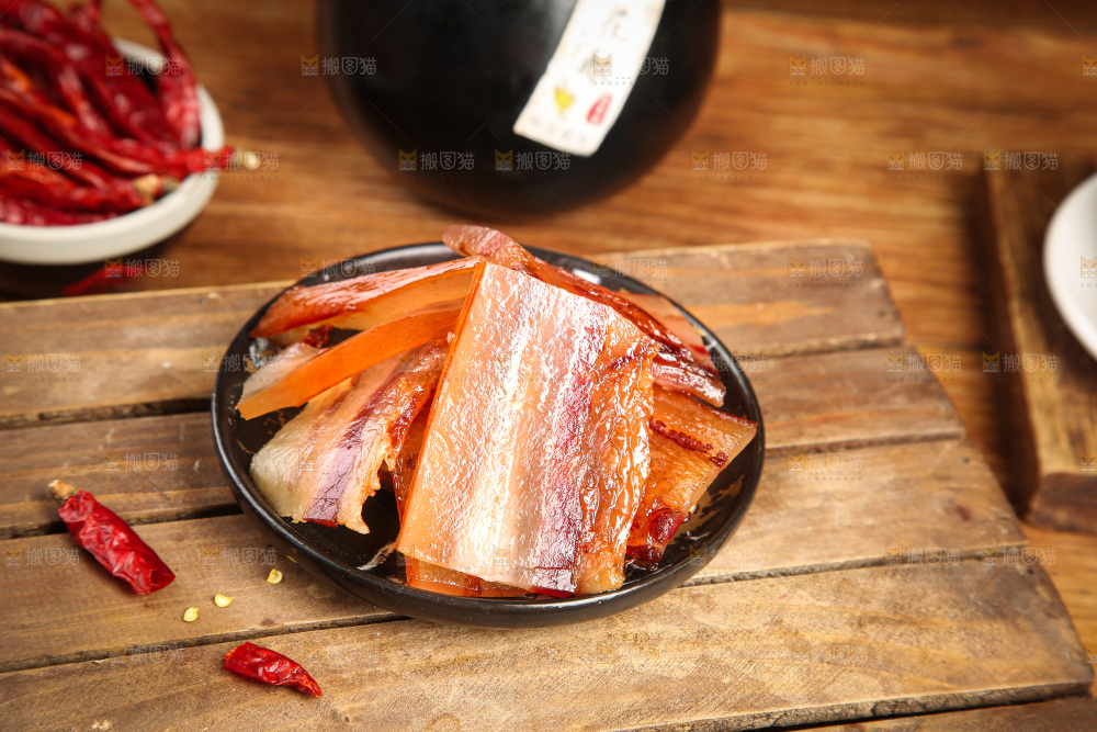 深底上的烟熏腊肉