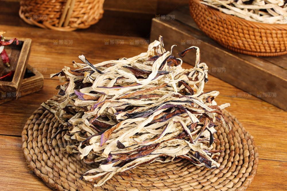 木底上的茄子干