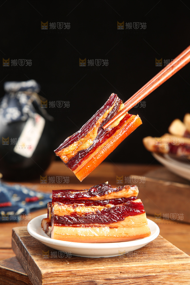深底上的烟熏腊肉