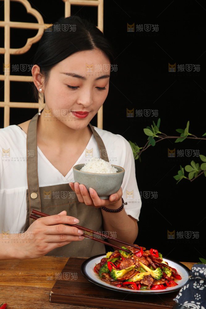 盘子里的炒腊肠