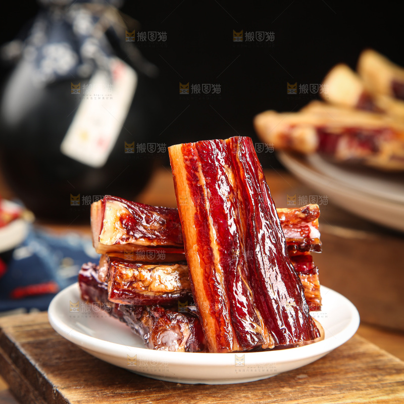 深底上的烟熏腊肉
