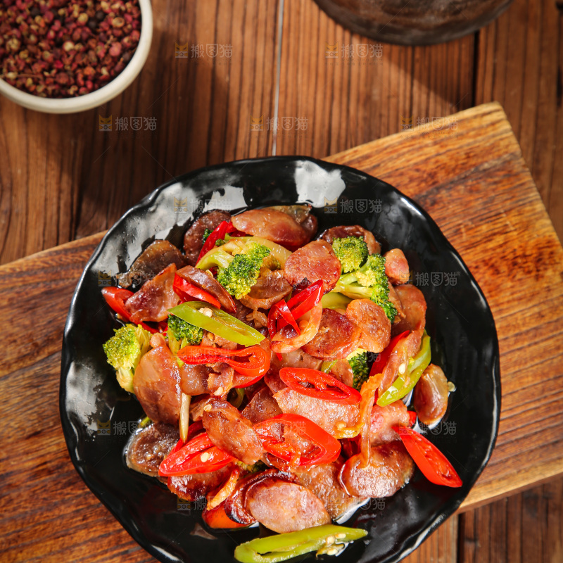盘子里的炒腊肠