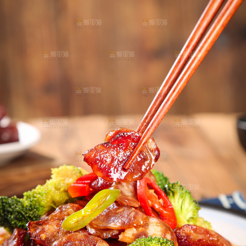 盘子里的炒腊肠
