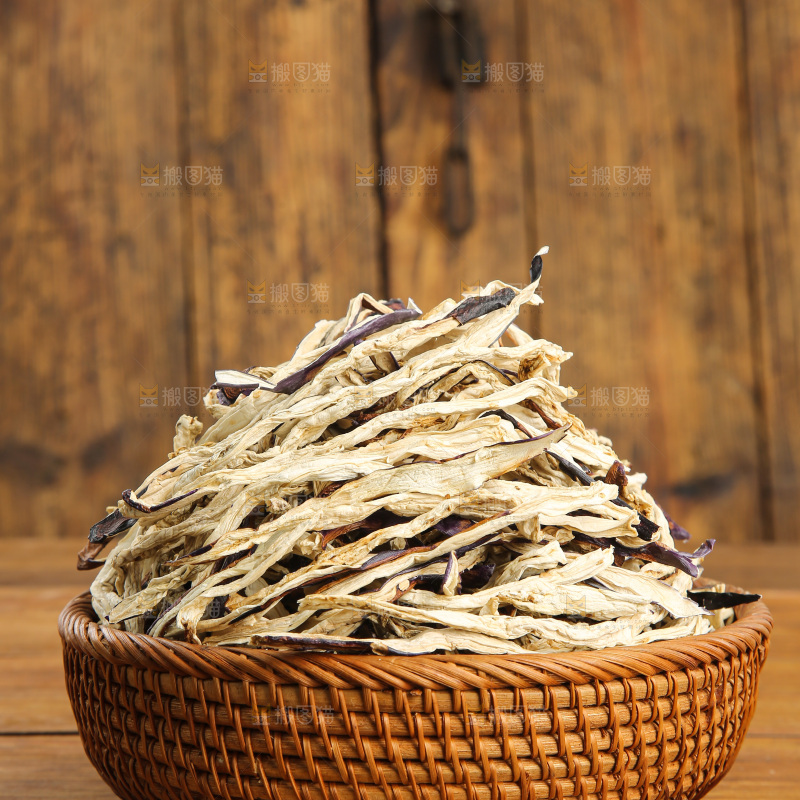 木底上的茄子干