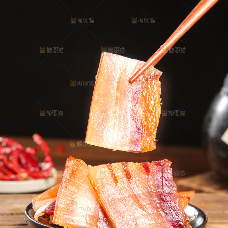 深底上的烟熏腊肉