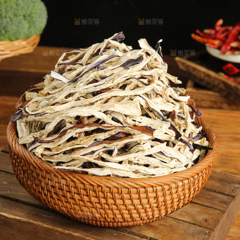 木底上的茄子干