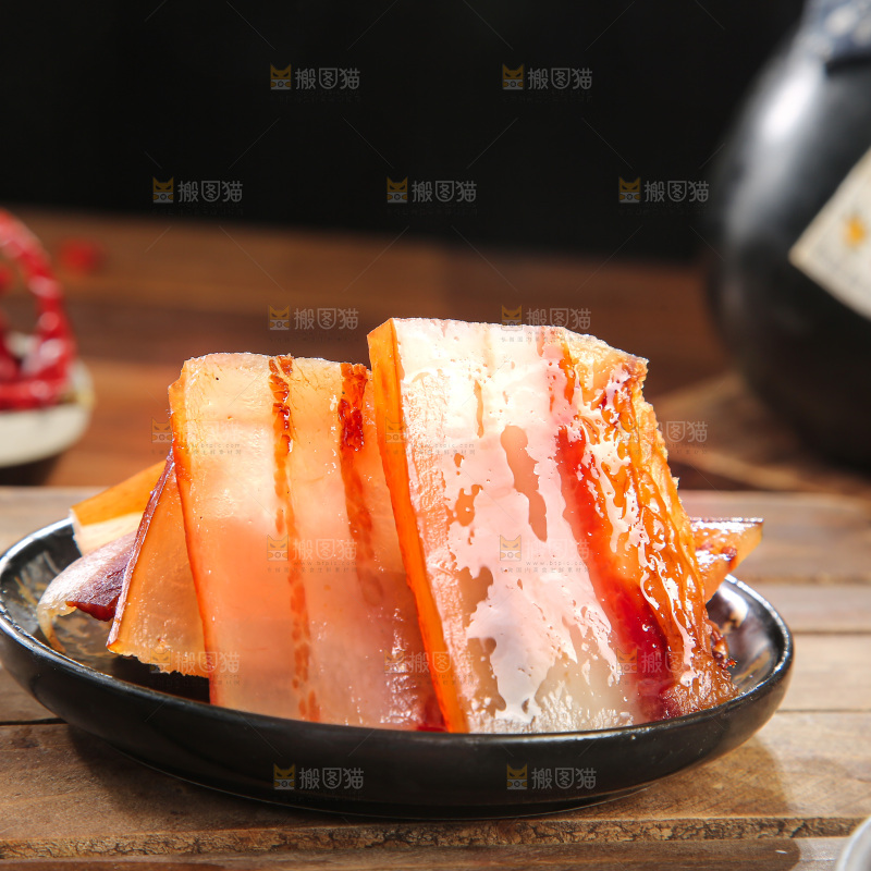 深底上的烟熏腊肉