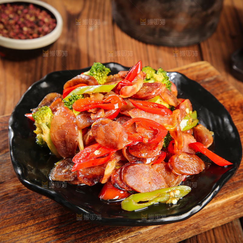 盘子里的炒腊肠