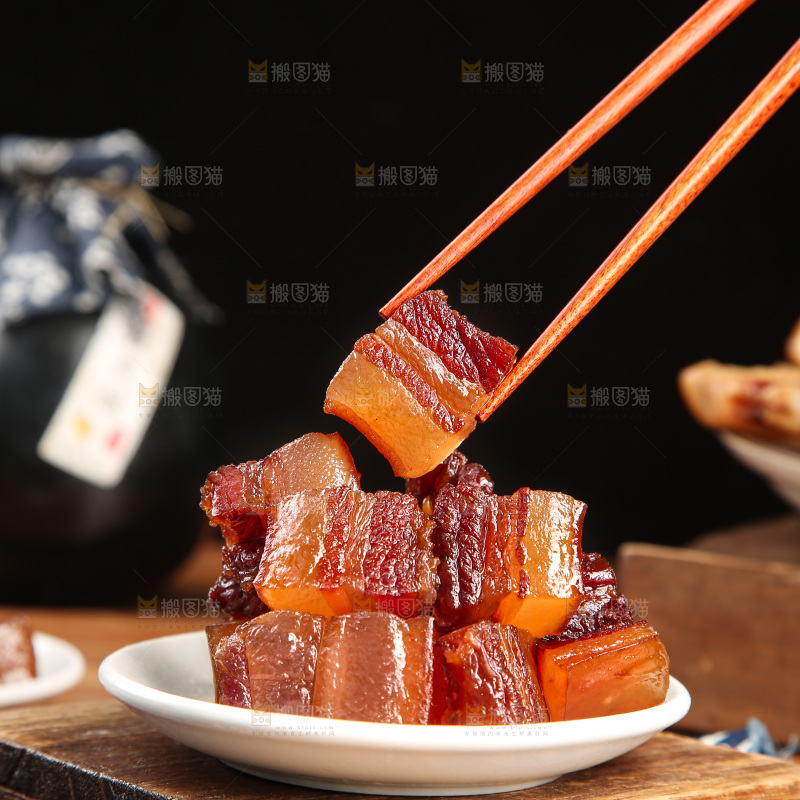 深底上的烟熏腊肉