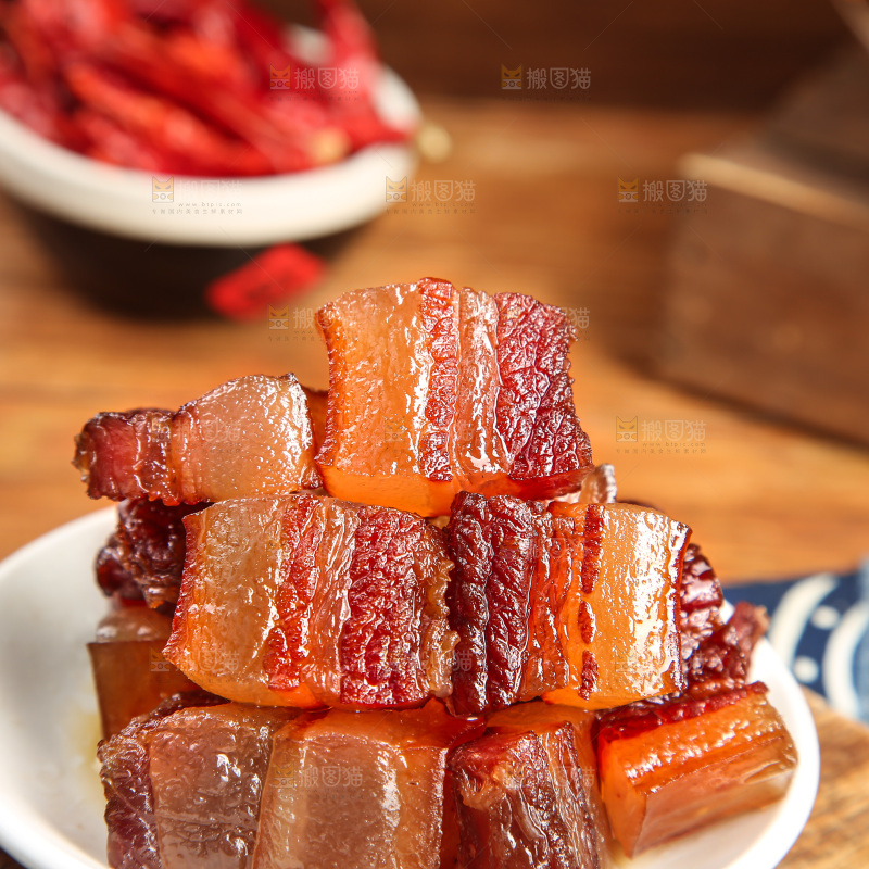 深底上的烟熏腊肉