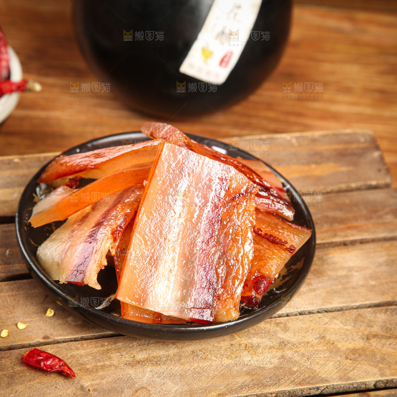 深底上的烟熏腊肉