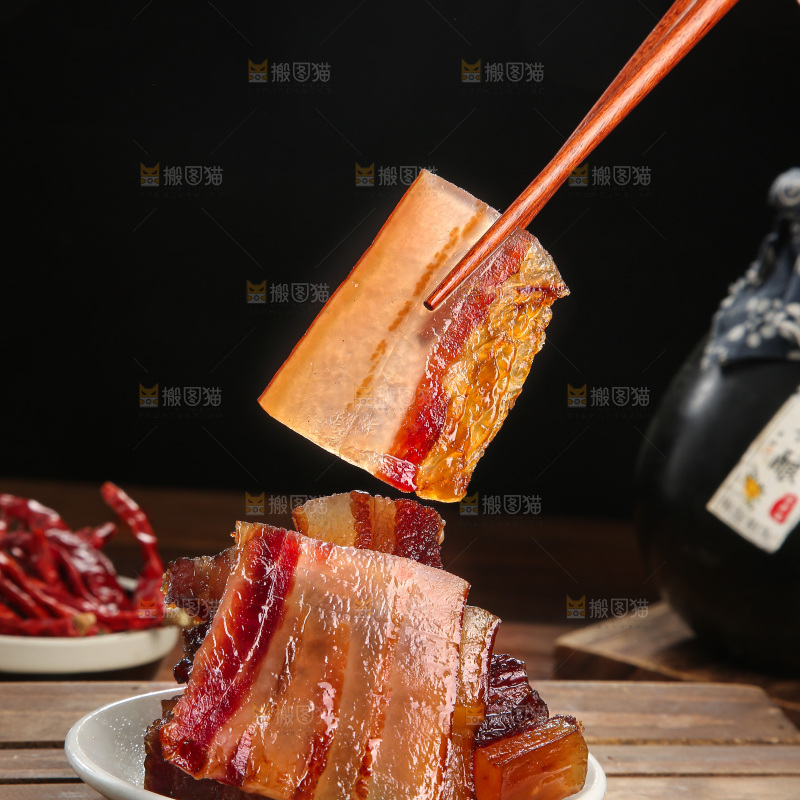 深底上的烟熏腊肉