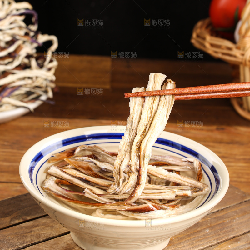 木底上的茄子干