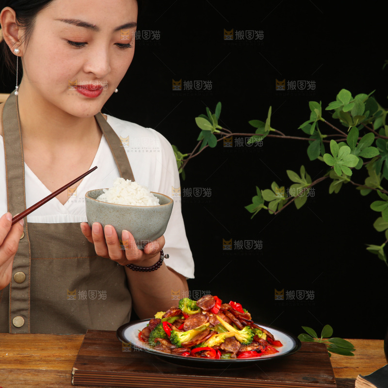 盘子里的炒腊肠