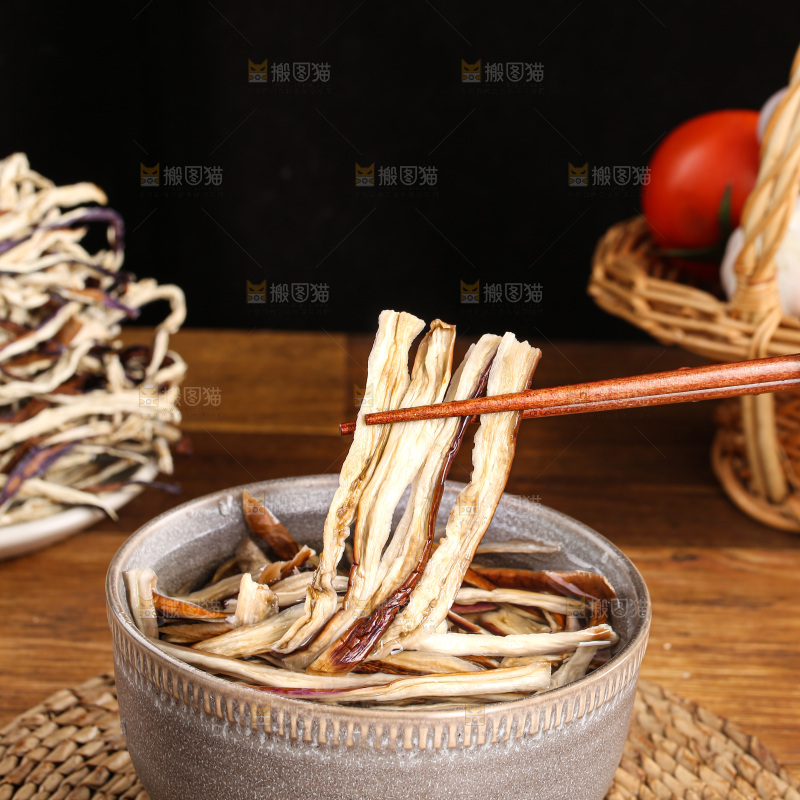 木底上的茄子干