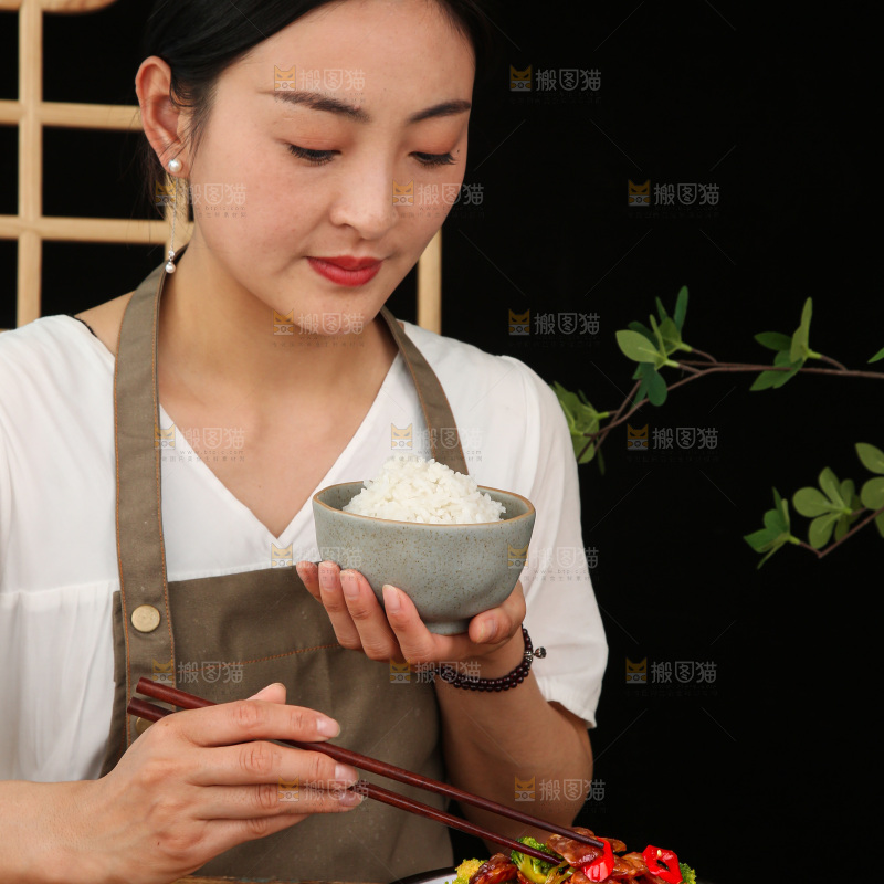 盘子里的炒腊肠