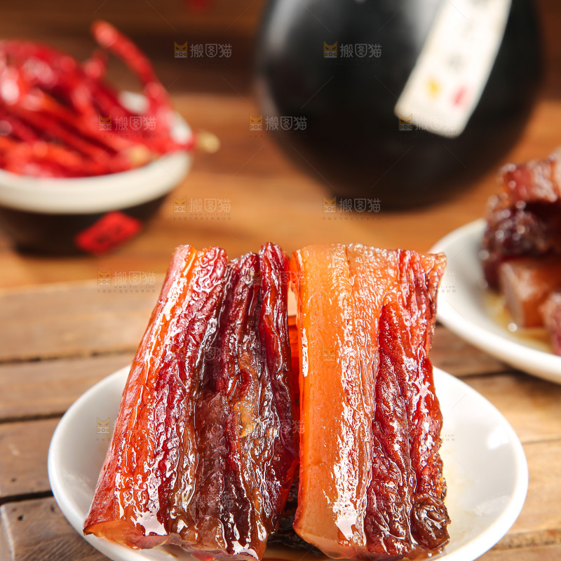 深底上的烟熏腊肉