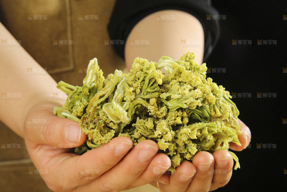 木底上的干花菜
