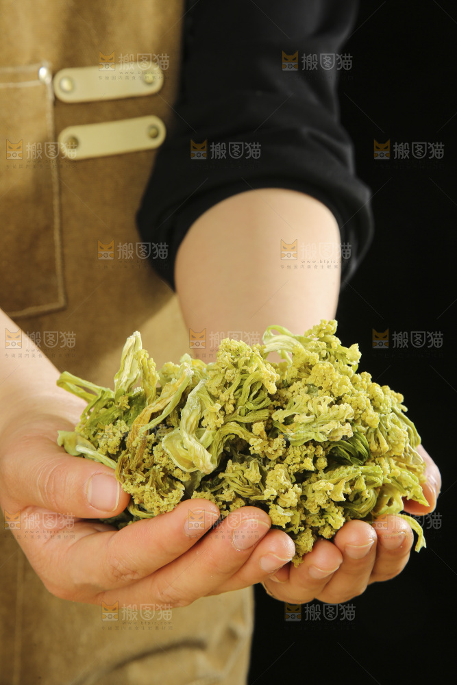 木底上的干花菜