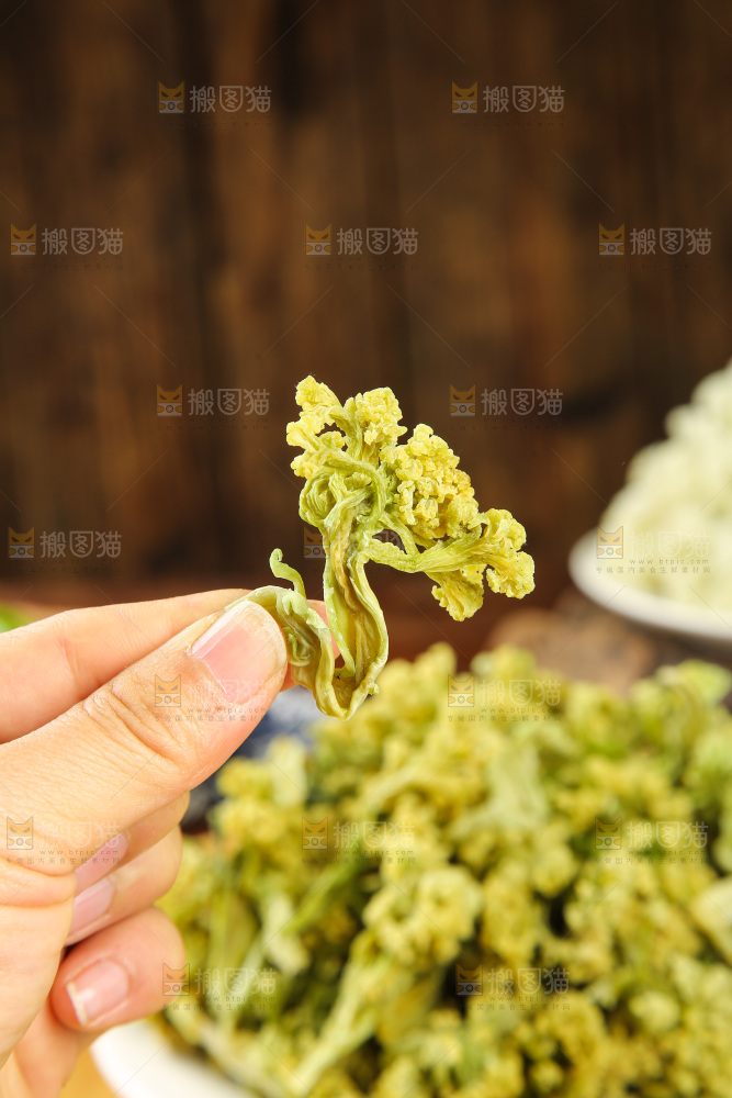 木底上的干花菜