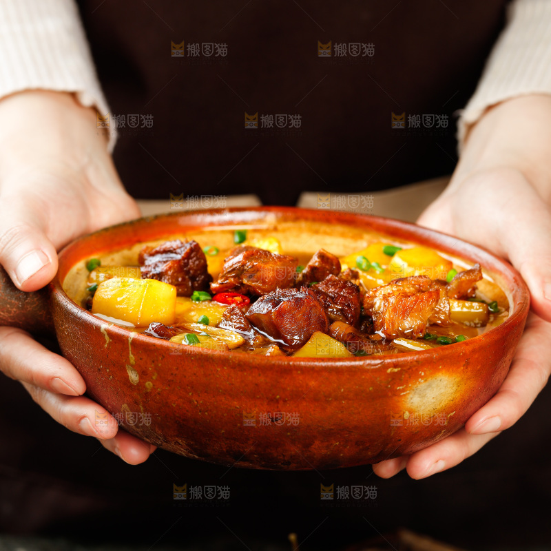 碗里的土豆炖牛肉
