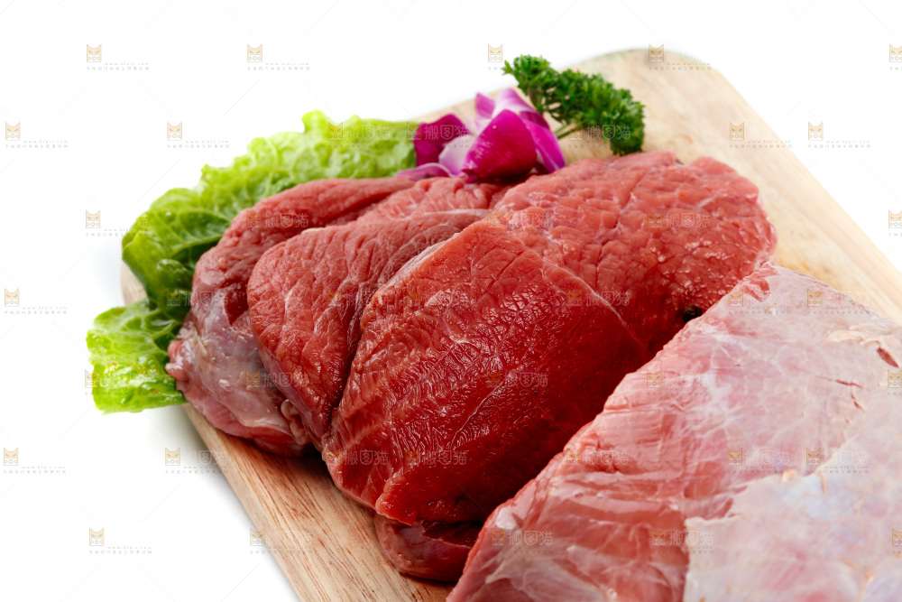 白底上的新鲜牛肉