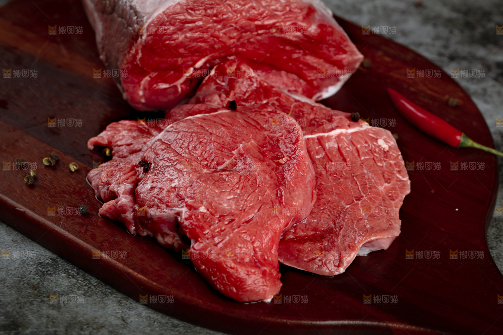 深底上的新鲜牛肉