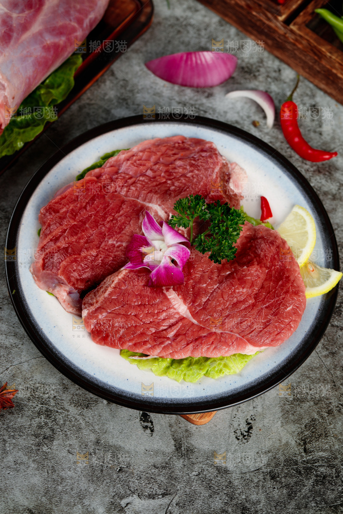 深底上的新鲜牛肉