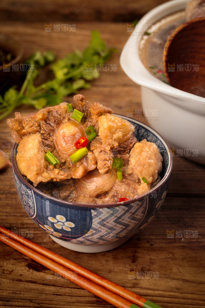 深底上的辣炖牛尾
