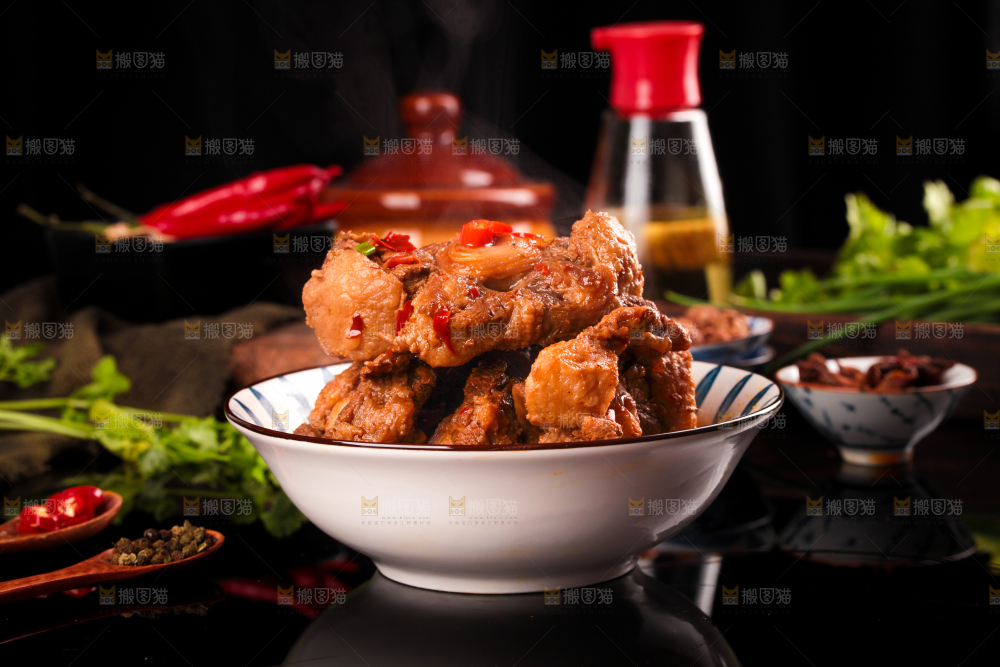 深底上的辣炖牛尾