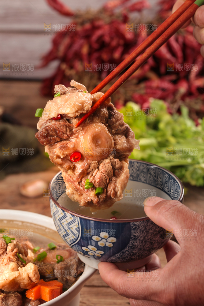 深底上的辣炖牛尾