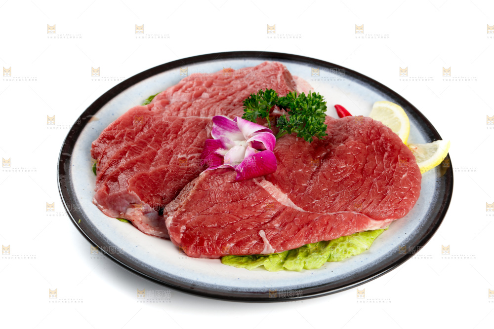 白底上的新鲜牛肉
