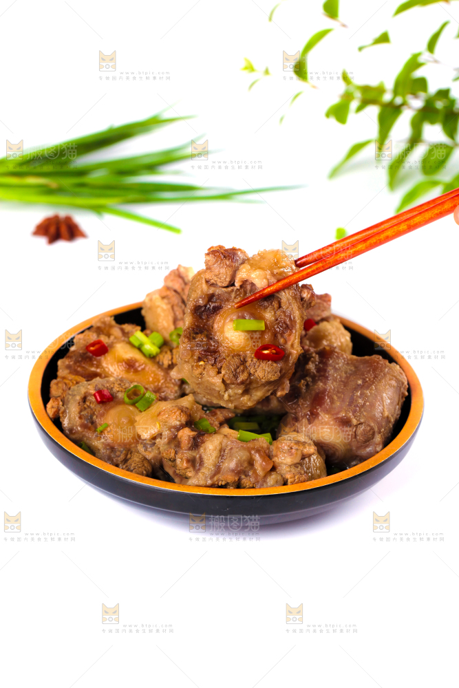 白底上的辣炖牛尾