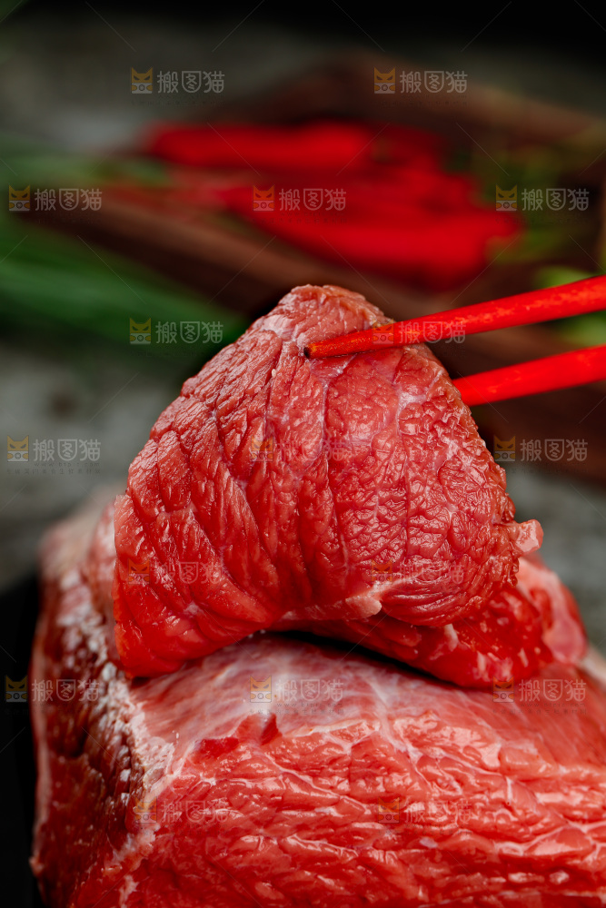 深底上的新鲜牛肉