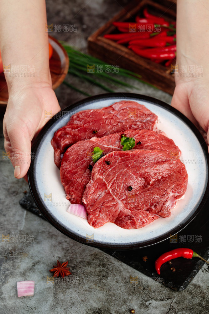 深底上的新鲜牛肉