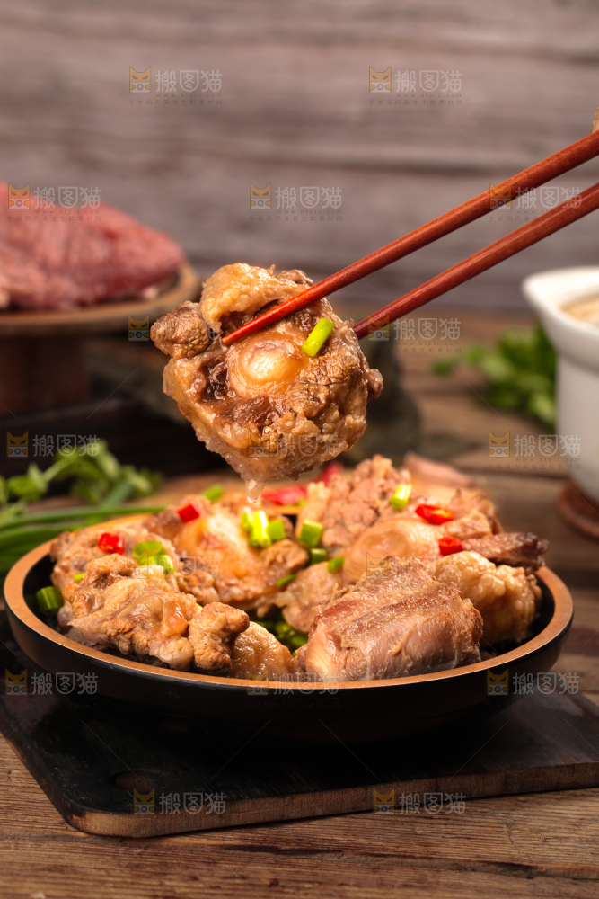 深底上的辣炖牛尾