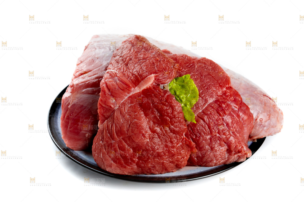 白底上的新鲜牛肉