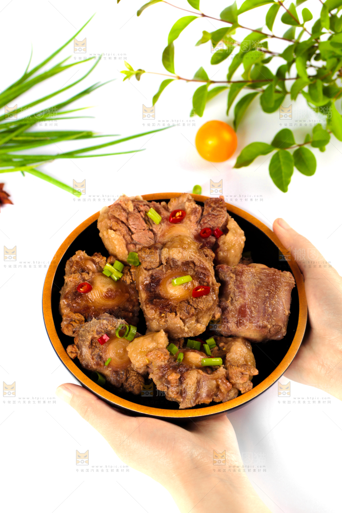 白底上的辣炖牛尾