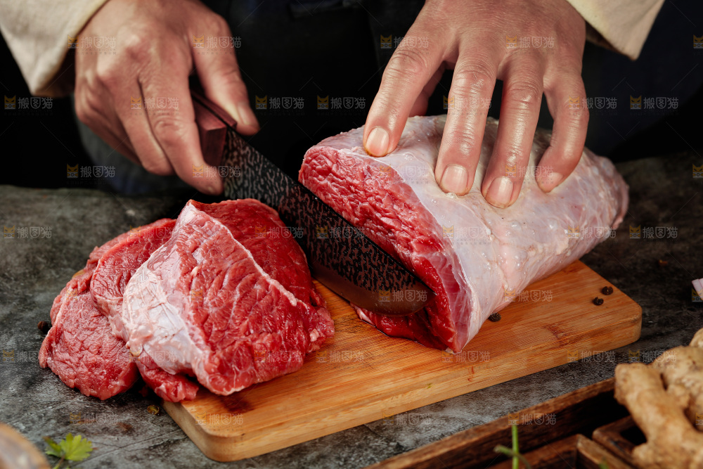 深底上的新鲜牛肉