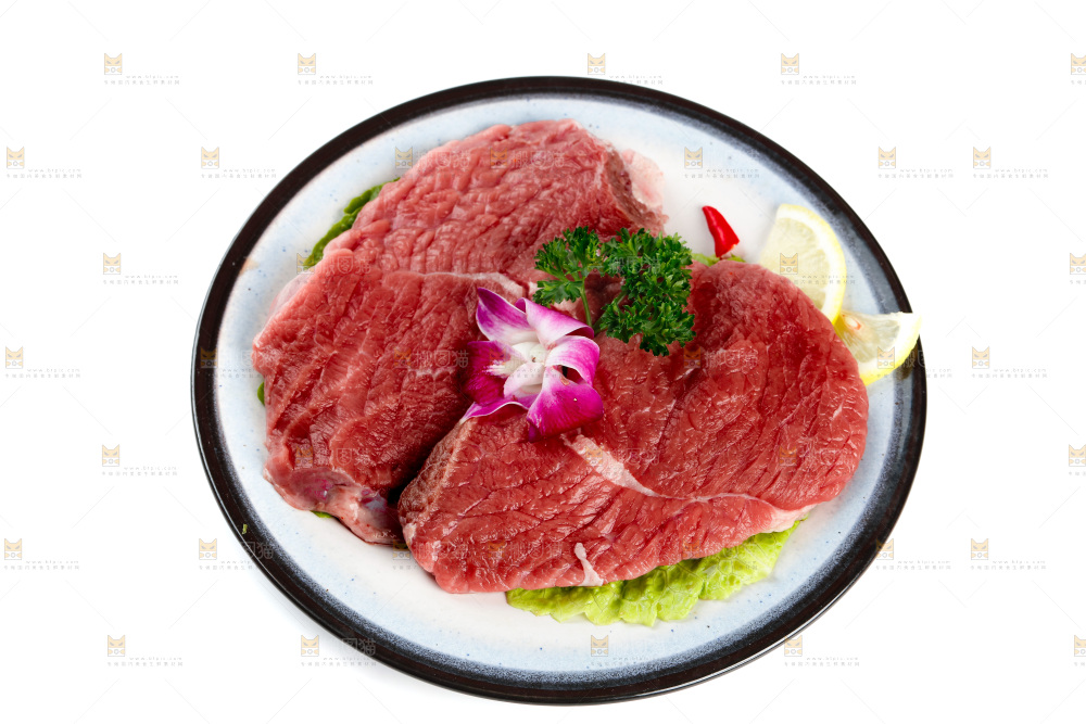 白底上的新鲜牛肉