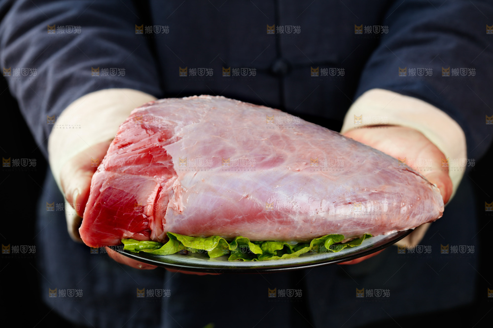 深底上的新鲜牛肉