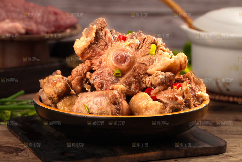 深底上的辣炖牛尾