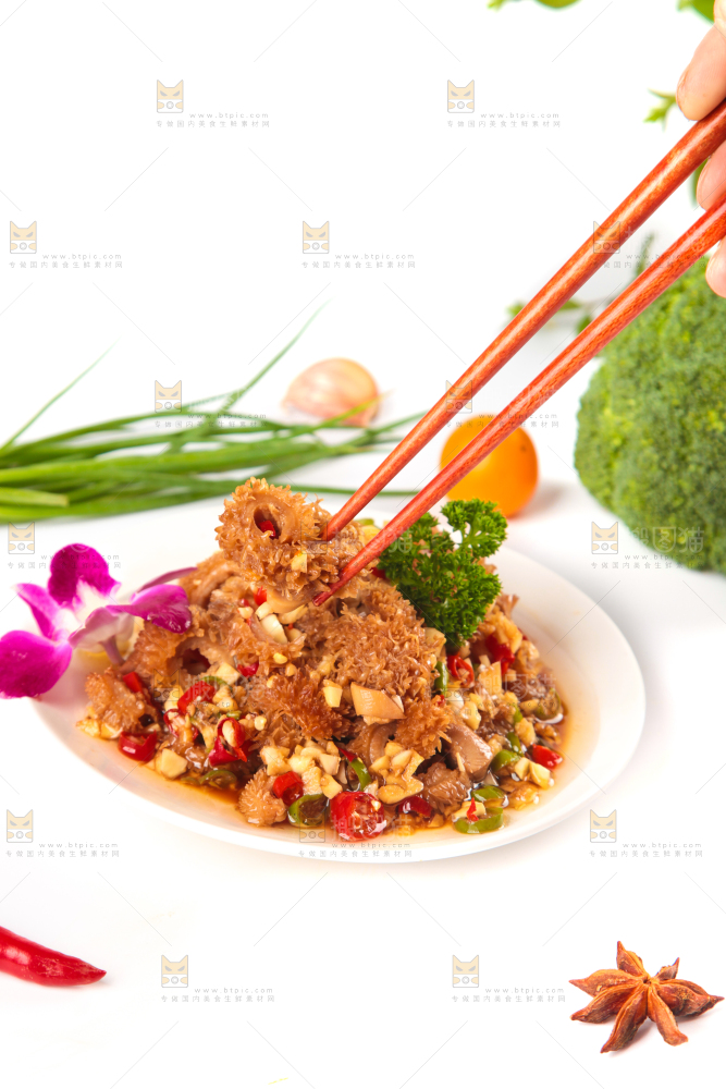 白底上的香辣牛肚