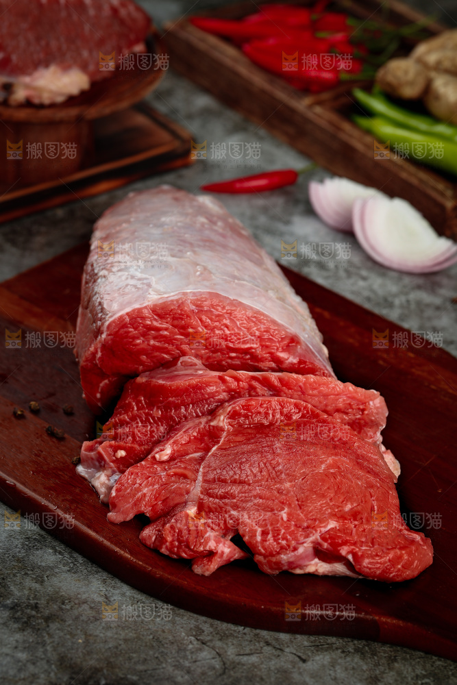 深底上的新鲜牛肉