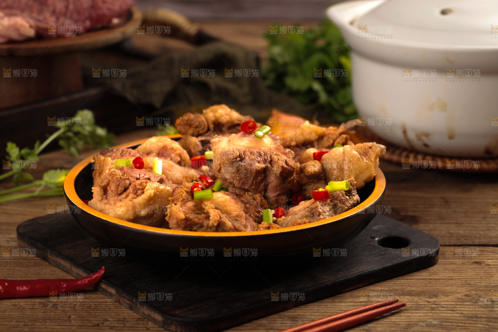 深底上的辣炖牛尾