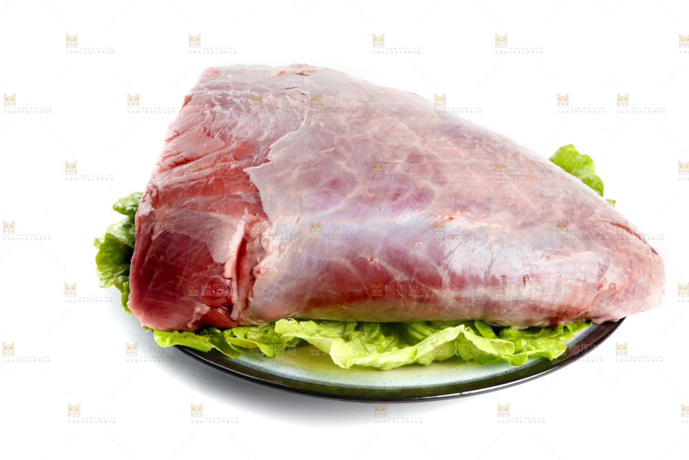 白底上的新鲜牛肉