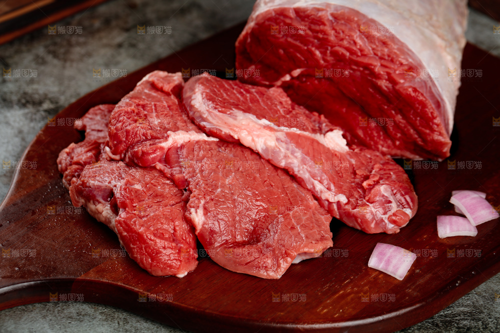 深底上的新鲜牛肉