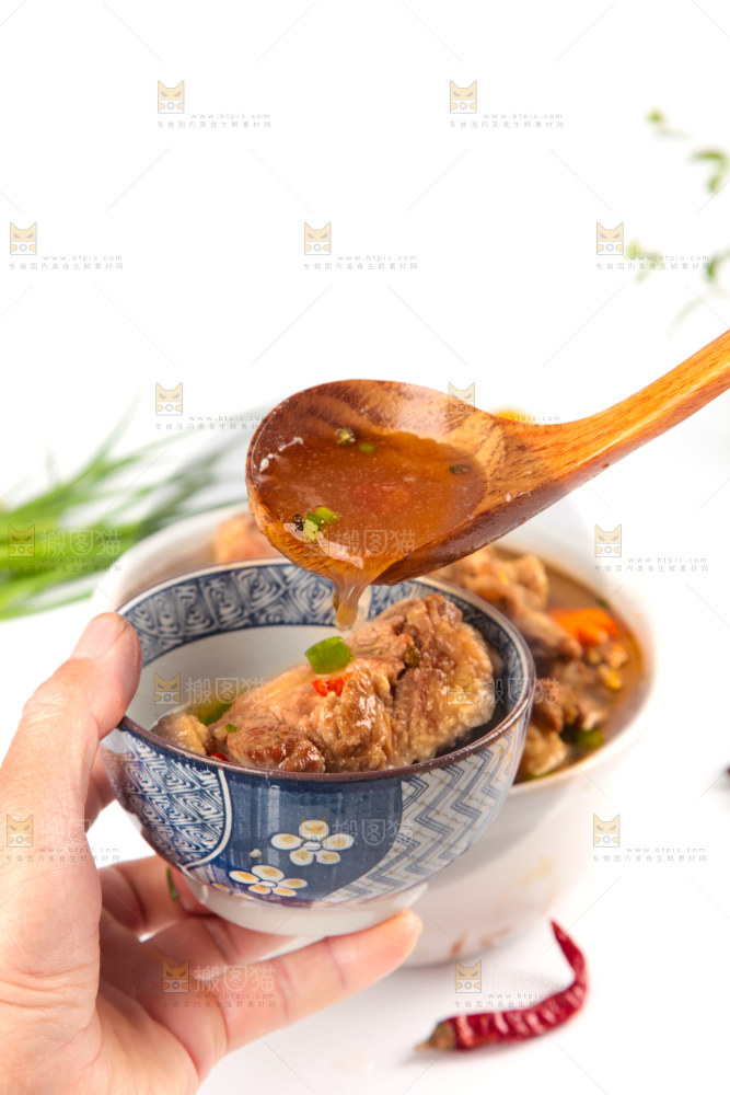 白底上的辣炖牛尾