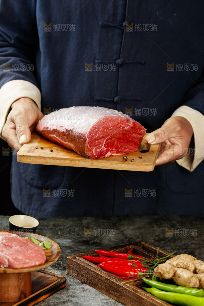 深底上的新鲜牛肉
